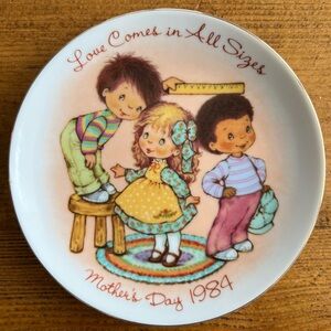 1984 Vintage Avon ‘Love Comes In All Sizes’ Collectible Mother’s Day Plate